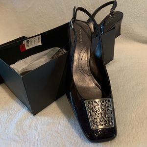 Tahari deep purple low pumps with emblem